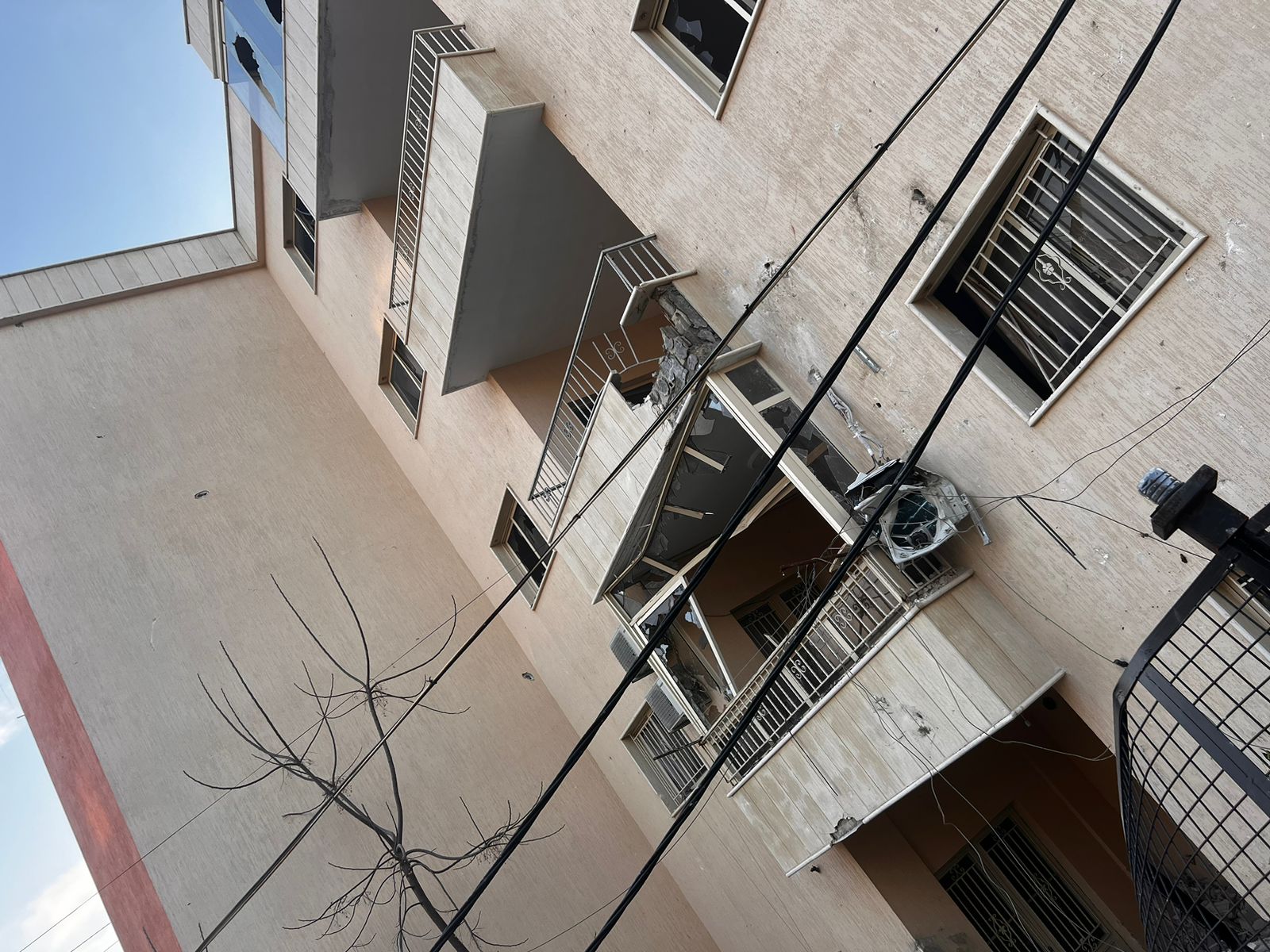 قصف إسرائيلي يستهدف مبنى في كفرمان... صواريخ ذكية دمرت طابقا بأسره!